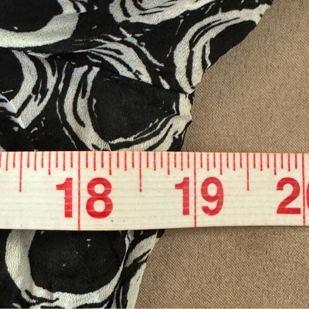 WORTHINGTON. L.Black & White Circle pattern. Ruffled,Pleated blouse.Button down. - Picture 7 of 8
